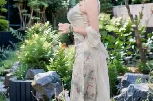 张凌赫评论区沦陷！连上8个热搜遭网友讽刺：39个人就崩溃了？